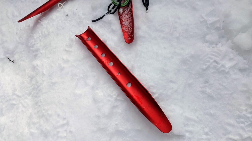 深雪でテントを固定するU字ペグ