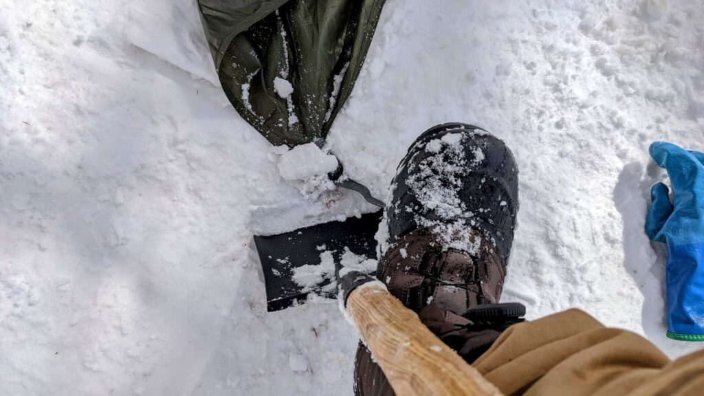 雪中キャンプで使った鉄製スコップ